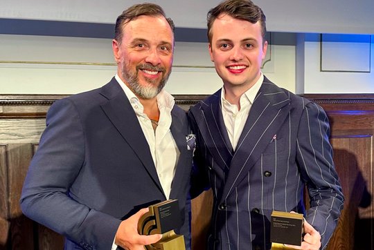 René und Max Eugster sichtlich stolz über ihre «Best-of-Business-to-Business-Communication»-Awards. (Bild zVg)