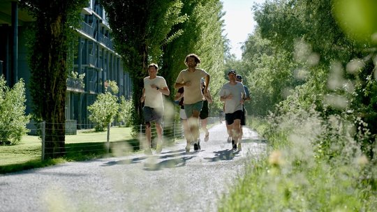 Das Gründerteam von On beim Ausführen seiner Laufschuhe...           (Screenshot IPO-Film)