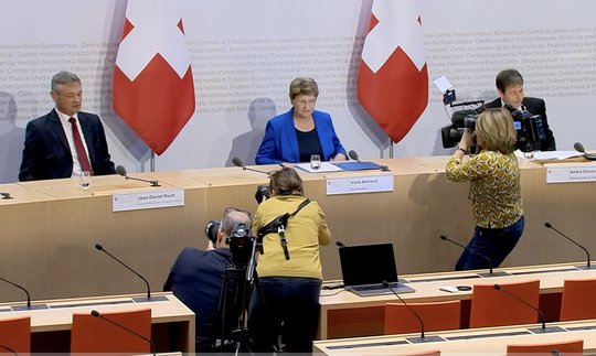 ...vor einem Monat war die Welt auf der Pressekonferenz noch in Ordnung...       (Screenshot Pressekonferenz/BK)