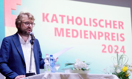 Generalsekretär der Schweizer Bischofskonferenz Davide Pesenti an der Preisgala am Dienstag in Bern... (Bild: zVg)