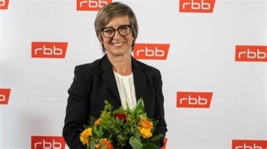 Blumen für die frisch gewählte Intendantin Ulrike Demmer. Auf ihr lastet viel Hoffnung, dass sie endlich Ruhe hinter die Kulissen des RBB bringt...   (Bild: ARD)