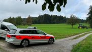 Verhältnisblödsinn im Dorfstreit: Die Polizei rückt am Donnerstagmorgen mit dem Streifenwagen an... (Bild: zVg)