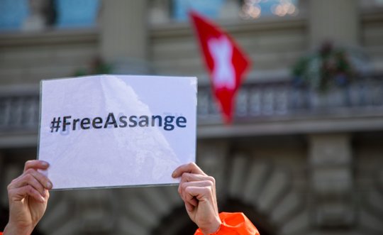 Noch ist nichts verloren: Das letzte Wort über die Auslieferung hat die britische Aussenministerin Liz Truss. (Bild © freeassange.net)