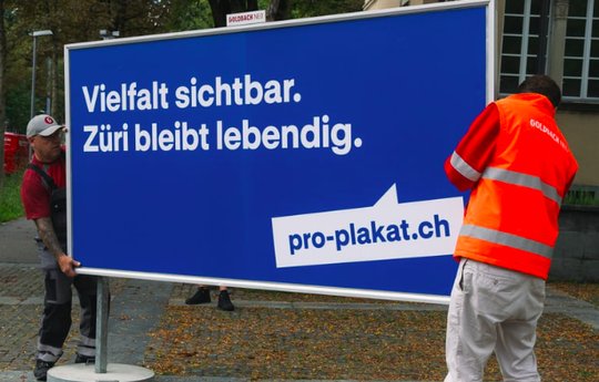 Der Zusammenschluss von Organisationen, Verbänden und Unternehmen bringt das Plakat in Stellung gegen Werbeverbote... (Bild: zVg)