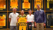 YB-Marketing-Chef Daniel Marti, Yuh-Sales-Chef Sonia Milici mit Franziska Schild, General Managerin der YB-Frauen, und Markus Schwab, CEO von Yuh... (v.l.; Bild zVg)