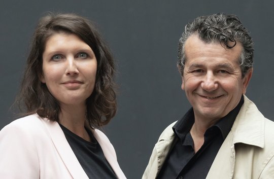 Pam Hügli (l.), CEO Serviceplan Suisse, und Rolf Suter, neuer Managing Partner der Mediaplus Suisse, über den Verkauf der Mediaagentur...