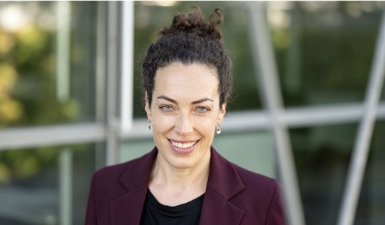 Gianna Luzio folgt auf Bernard Maissen, der im Frühling 2026 pensioniert wird...       (Bild: Bakom/zVg)