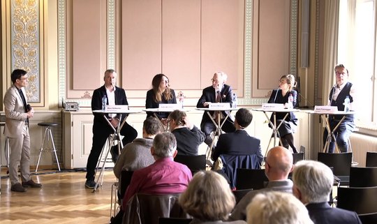 Auf dem Podium: Marc Holitscher, Microsoft Schweiz, Katja Murmann, Stifterverein Medienqualität, Andrea Masüger, Verlegerverband, Angela Müller, AlgorithmWatch CH, und Mark Eisenegger, Direktor des fög...        (v.l., Screenshot Livestream/Uni Zürich)