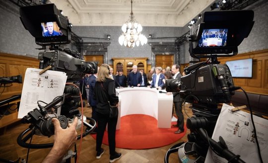 Sandro Brotz moderierte die Runde der Parteipräsidenten...      (Bild SRF/zVg)