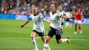 Die deutsche Frauen-Nationalmannschaft steht im Halbfinale der Frauen-EM! Im Duell mit Nachbar Österreich siegt das DFB-Team mit 2:0 und bleibt damit noch immer ohne Gegentor…    (Screenshot Youtube)