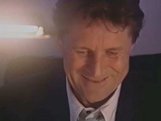 Damals hat ihn seine Mutter gefragt, wieso er nie einen Kommissar im Fernsehen spiele? Michael Schacht in einem seiner vielen Auftragsfilme 1995...            (Bild: Klein Report)