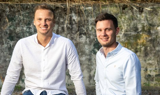 Die beiden Co-Founder und Partner von «Morrow»: Niclas Delfs und Robert Iken (r.)