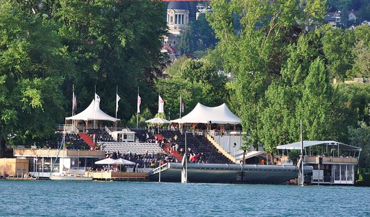 Die Open-Air-Kinos in Zürich und Basel seien «nicht in Gefahr»: Im Bild das Allianz Cinema am Zürisee... (Bild: Wikipedia)