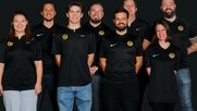 Das achtköpfige Team von Radio Gelb-Schwarz fiebert Woche für Woche mit dem Fussballmeister BSC YB mit... (Bild: zVg)