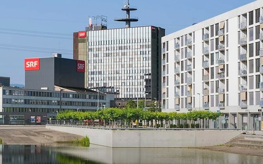 Die Sparschraube wird unter anderem in den Studios in Zürich Leutschenbach angezogen... (Bild: © SRF)