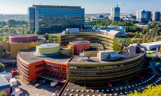 Ein glücklicher Umstand für den deutschen Sender aus Mainz (Bild) war die Fussball-Frauen-EM... (Bild: zVg)