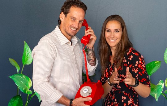 Als Auftakt empfangen die beiden Hosts den Fussballnati-Trainer Murat Yakin... (Bild: zVg)