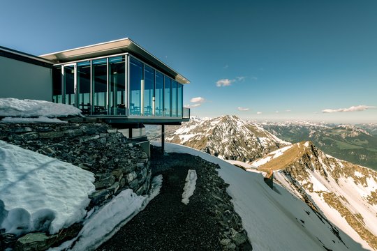 Im Berghaus Niesen Kulm wird der Summit 2022 seine Plattform mit Weitsicht finden...             (Bild: zVg)