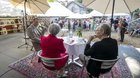 TeleZüri-Moderator Oliver Steffen sprach mit Bundesrätin Elisabeth Baume-Schneider und VSM-Präsident Andrea Masüger im Paravento in Locarno...   (Bild: VSM/zVg)