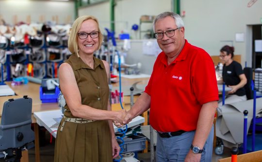 Claudia Staber, neue Chief Marketing Officer, und Markus Glatz, Eigentümer der Glatz AG, in der hauseigenen Näherei in Frauenfeld... (Bild: zVg)