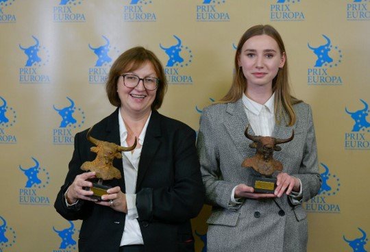 Galina Timtchenko (l.) wurde Journalistin des Jahres. Darya Chultsova hat diesen Preis im Vorjahr gewonnen, war damals aber noch im Gefängnis…    (Bild: RBB)