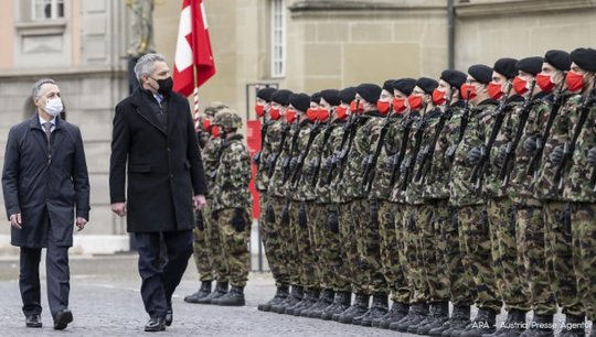 Nach dem offiziellen Empfang wird Pietro Supino für Bundeskanzler Nehammer bereit stehen...       (Bild: Austria Presse Agentur)