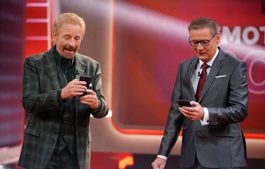 Schicksalsmomente: So nah können Anfang und Ende zusammenliegen. Es ist der letzte Jahresrückblick von Günther Jauch auf RTL. Und gleichzeitig ist es der erste offizielle Auftritt von Thomas Gottschalk oben ohne…                 (Screenshot RTL)