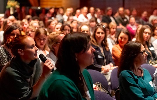 Corona-Krise trifft Frauen härter als Männer: «Frauen treten für die zusätzliche Care-Arbeit oftmals kürzer, während die Männer an der Spitze die Entscheidungen über Budgets treffen...»