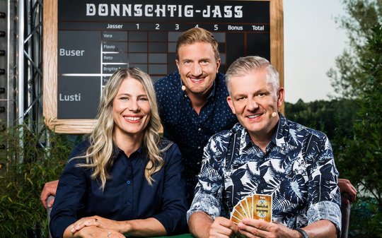 Stöck, Wys, Stich: Schiedsrichterin Sonia Kälin, Sekundant Stefan Büsser und Jasspapst Rainer Maria Salzgeber... (Bild: © SRF)