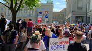 Anti-Lockdown-Demo Mitte Mai in Bern: «Wer ein Heft betitelt mit 'Corona – das riesige Nichts', der muss davon ausgehen, dass der Leser das so versteht, dass es dieses 'riesige Nichts' nicht gibt. Sonst wäre es ein 'Etwas'.»