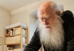 Herman de Vries reibt Erde auf Papier