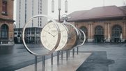 Das drei Meter hohe Denkmal thront auf dem Bahnhofsplatz der Stadt, ganz in der Nähe des Internationalen Uhrenmuseums…      (Bild: zVg)