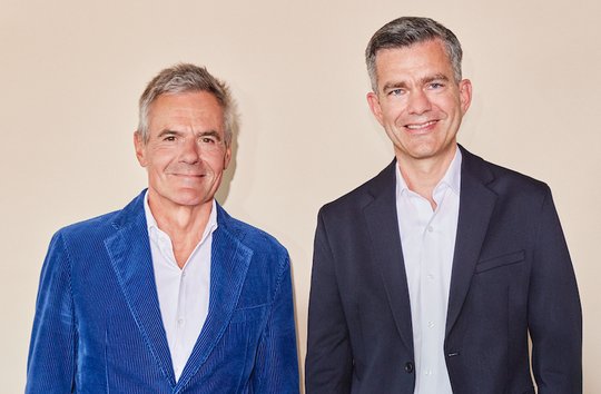Rainer Esser (l.) wird nach 27 Jahren «Executive Adviser» der Holtzbrinck Publishing Group; COO Nils von der Kall übernimmt Geschäftsführung... (Bild: zVg)