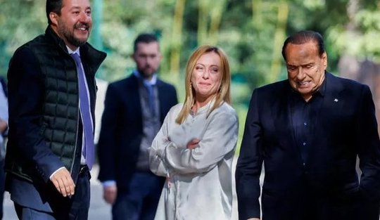 Georgia Meloni mit ihren Vertrauten Salvini und Berlusconi…     (Bildschirmfoto «La Stampa»)