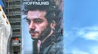 Hoffnungsvolles Megaposter am Baugerüst des Kirchgemeindehauses Wipkingen an der vielbefahrenen Zürcher Rosengartenstrasse... (Bild: zVg)