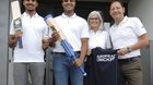 Mr. Cricket und seine Crew: Roger Feiner mit Judith Niggli, Jai Sinh und Ashwin Vinod (v.r.) vor der Geschäftsstelle auf der Forch ZH... (Bild: © KR / tre)