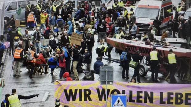 Teurer Spass – für den Segelboot-Protest bezahlt der Klimaaktivist eine hohe Rechnung... (Screenshot/KR)