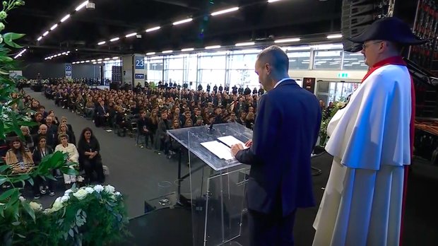 Rund 700 Gäste nahmen an der Zeremonie in Martigny teil... (Bild: Screenshot)