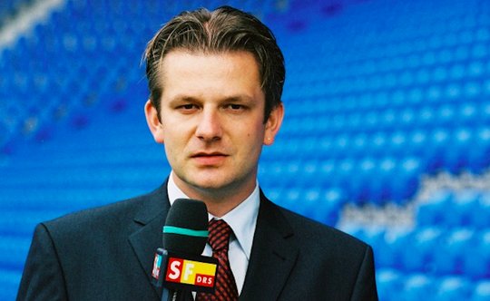 Hochmotivierter Jungreporter: Rainer Maria Salzgeber im Alter von 33 Jahren anno 2002... (Bild: SRF)