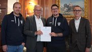 Lukas Fehr, Vorstand FC Bad Ragaz, CEO vom Grand Resort Bad Ragaz Klaus Tschütscher, Flurin Vetsch, Präsident FC Bad Ragaz, und Lukas Kreienbühl, CFO Grand Resort Bad Ragaz (v.l.)...     (Bild: GRBR/zVg)