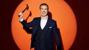 Wenn das Publikum es will, wird TV-Moderator Jimmy Carr ein Hitler-Gemälde zerstören...    (Bild: Channel 4)