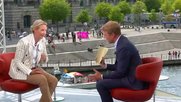 Das Open-Air-Interview wurde mit lauter Musik überschallt... (Bild: Screenshot ARD)