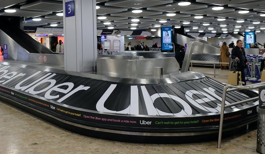 Uber-Branding auf den Gepäckbändern in den Flughäfen Basel und Genf... (Bild: zVg)