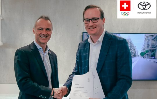 Direktor Roger Schnegg (l.) verlängert mit Toyota-CEO Christian Künstler bis 2028... (Bild: zVg)