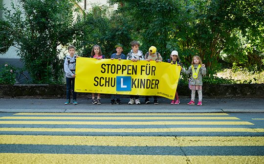 Verlangsamen reicht nicht: «Stoppen Sie Ihr Fahrzeug immer, wenn ein Kind die Strasse überqueren möchte», mahnt die Kampagne. (Bild zVg)