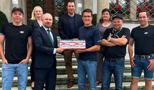 Wehret den Anfängen: Die Junge SVP Schwyz mit Parteipräsident Mattia Mettler (m.) reicht die Initiative ein... (Bild: zVg / © JSVP)
