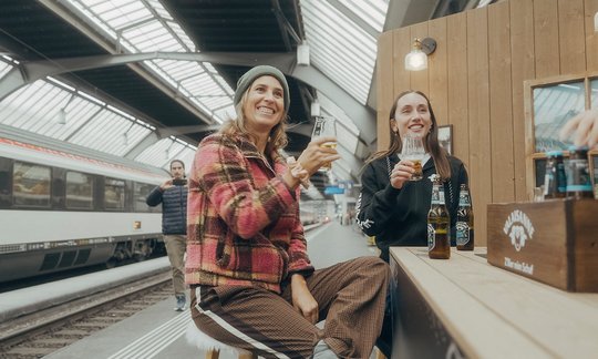 SRF-«Tschugger»-Schauspielerin Annalena Miano (r.) schenkt Bier aus am Zürcher Hauptbahnhof... (Bild: zVg)