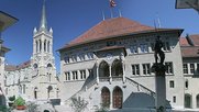 Mit einem Plakatverbot entgingen der Stadt pro Jahr fünf Millionen Franken, war das entscheidende Argument im Berner Rathaus... (Bild: Wikipedia)