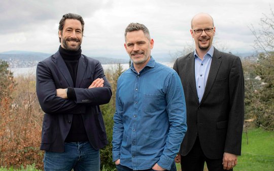 Feiern neue Partnerschaft: Pablo Koerfer, Co-CEO von Farner, Mike Wieland, Managing Director Semsea und neu Farner-Partner, sowie Raphael Bienz, Chief Digital Officer von Farner. (v.l.) (Bild zVg)