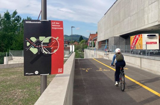 Die neue «Velovorzugsroute» zieht einen roten Faden durch die Stadt... (Bild zVg)